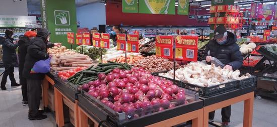 疫情期间全国各地沃尔玛门店坚持无休，商品供应充足。