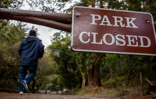加利福尼亚州Marin县Muir Woods National Monument入口处的“公园关闭”标志。