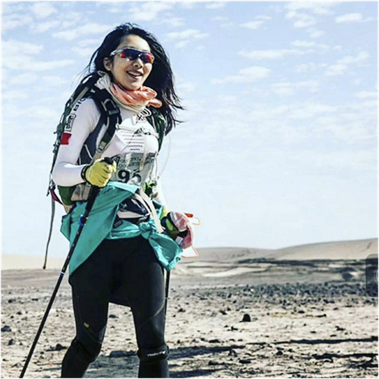 极地长征250公里自负重7日马拉松（她说这样的喜悦表情其实只出现在接近终点线的镜头前）