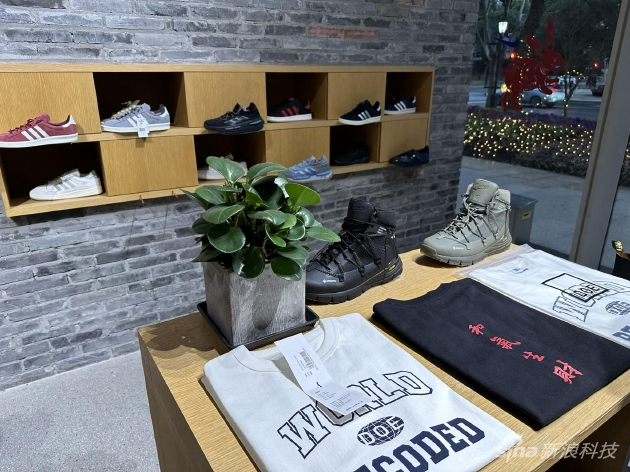 DOE店铺内不仅有咖啡，还有服装和鞋等零售