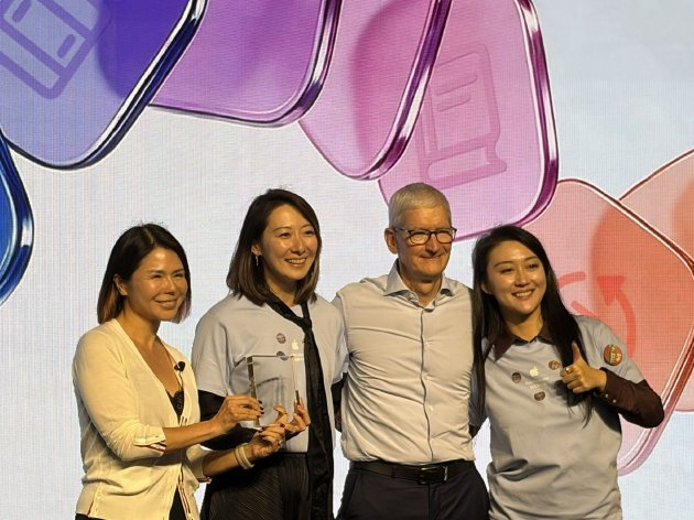 库克（右二）、葛越（左一）与获奖App开发者合影