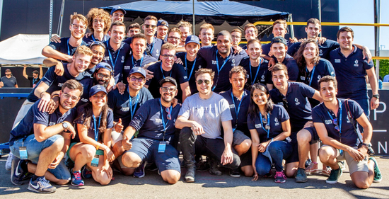 （ 图为2018年7月马斯克与超级高铁竞赛获胜团队合照）