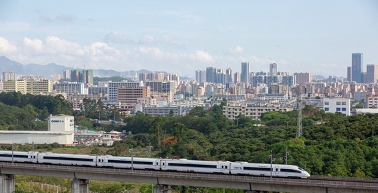 广深港高铁驶过深圳宝安区 图源：图虫创意