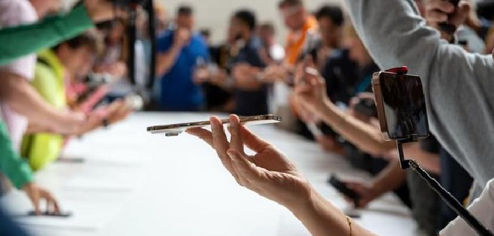 苹果正与监管及运营商紧密合作，力争尽快在中国推出eSIM版iPhoneAir