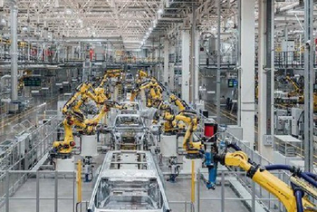 赛力斯挂牌港交所 成年内全球规模最大车企IPO