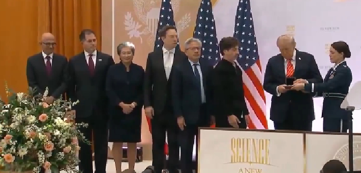 特朗普表彰六位美国科技巨头