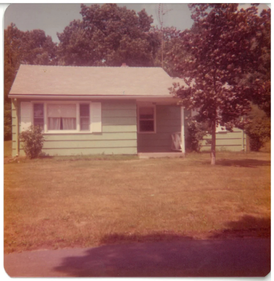 这是莫里亚蒂父母 1972 年购入房屋时的原始照片。