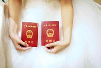 新京报:婚姻登记处变相收费超百万 钱去了哪里?
