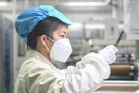 新华社:企业相继复工甚至跨界生产 能否解决口罩难题?