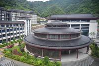 陕西镇安县一年财政收入1.8亿 花7.1亿修豪华中学?