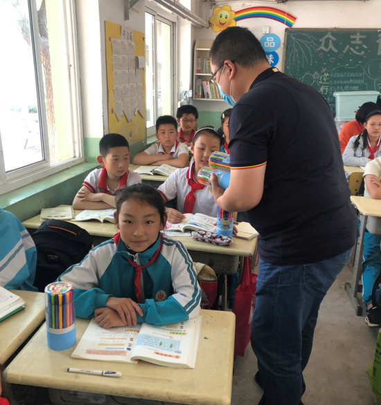 海尔工作人员回访希望小学，了解需求精准帮扶