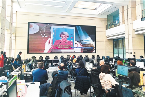 　　参加“第三届中国—中东欧高端智库学者交流论坛”的嘉宾参观经济日报社融媒体中心。 中国经济网记者 马常艳摄