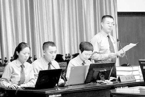 公诉人宣读起诉书