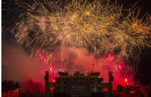 图：现场表演及烟花