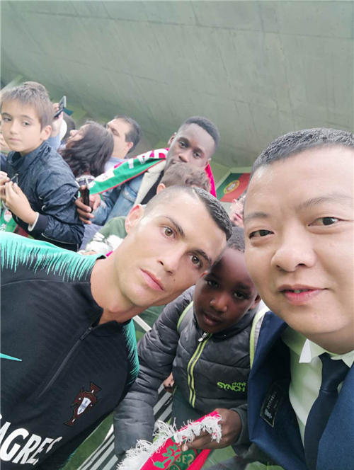 礼德财富实际控制人郑彦森与C罗在训练场合影