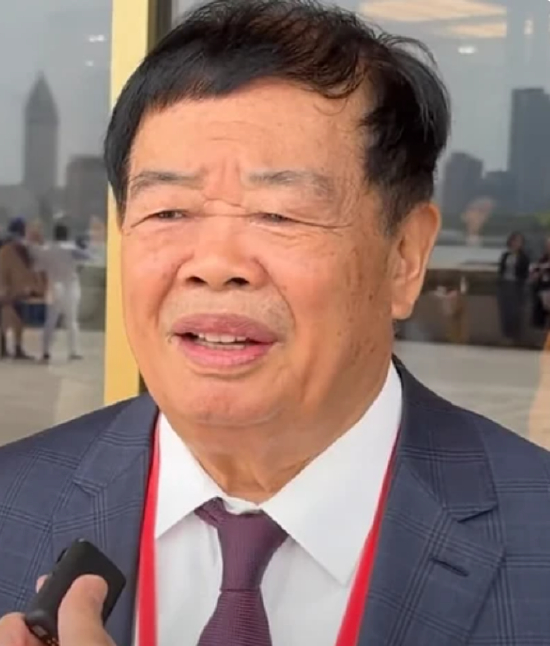 曹德旺在现场接受媒体采访