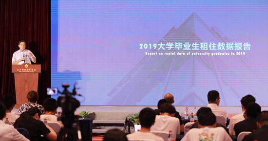 人民网舆情数据中心副主任、人民在线副总经理单学刚发布报告