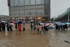 河南多地出现特大暴雨 最大降水量、最大小时雨强在郑州