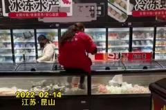 视频丨昆山大润发回应员工脚踩冷冻品：隔着亚克力板，没直接接触