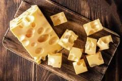 疑似感染李斯特菌 美国一公司在9个州主动召回多款奶酪产品