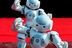 快讯：机器人概念股逆市活跃 巨轮智能触及涨停