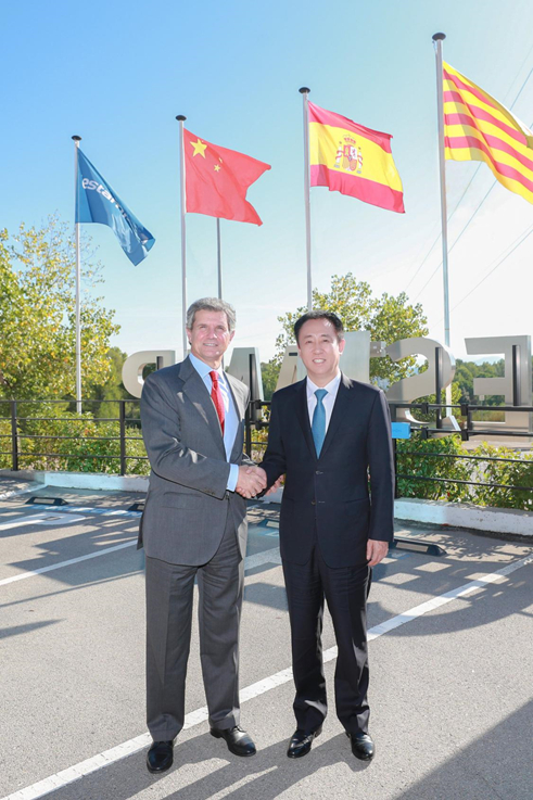 海斯坦普执行主席Francisco J.Riberas迎接许家印一行