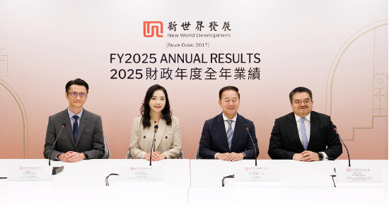 新世界发展执行董事兼行政总裁黄少媚（左二）、新世界发展执行董事薛南海（右二）、新世界执行董事、首席财务总监兼联席公司秘书刘富强（右一）、新世界中国运营总裁陈耀豪（左一）