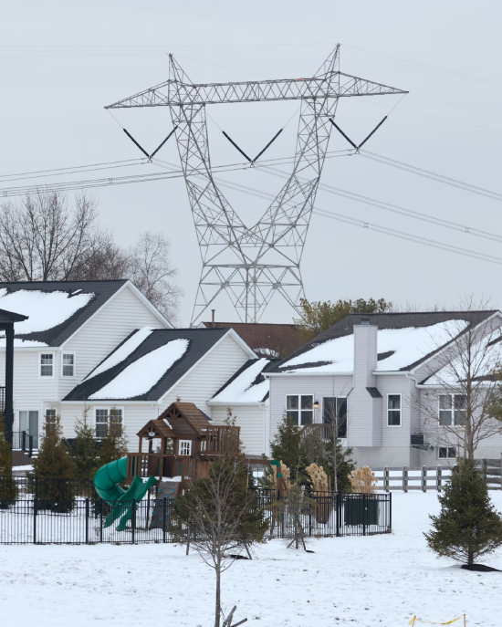12 月 16 日，美國俄亥俄州哥倫布市的一條輸電線路