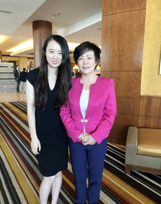 比亚迪北美总裁李柯（右）与新浪财经特约通讯员朱筠合影（摄影师：刘硕）