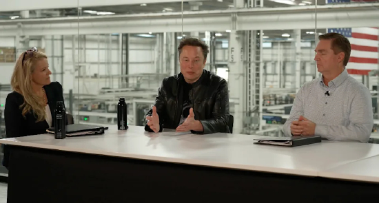 SpaceX的Gwynne Shotwell、埃隆·马斯克和Bret Johnsen。