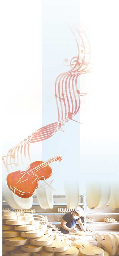 江苏凤灵集团工人在打磨小提琴白坯。 　　黄建国摄（影像中国）