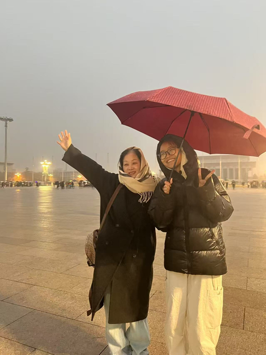 （晁小霞和她的女儿在北京旅游）