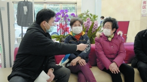上海证券报记者采访沪上某银行网点等待办业务的老人