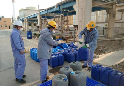 永荣团队加班加点配置超90吨消毒液无偿对外提供