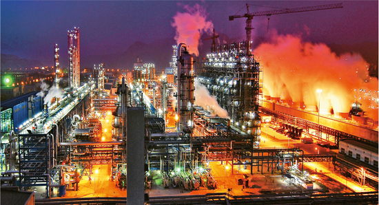 科技创新是实现能源绿色低碳发展的第一动力。中国石油围绕产业链部署创新链，持续推进实施重大科技项目，节能降耗、新能源等领域技术攻关和成果转化取得新成效。图为中国石油兰州石化公司46万吨/年乙烯生产装置。　中国石油党组宣传部供图 梁国安/摄