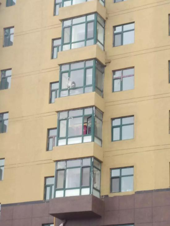 七八百户居民已经入住没经过验收的新中国际城 中房报记者 高中华/摄