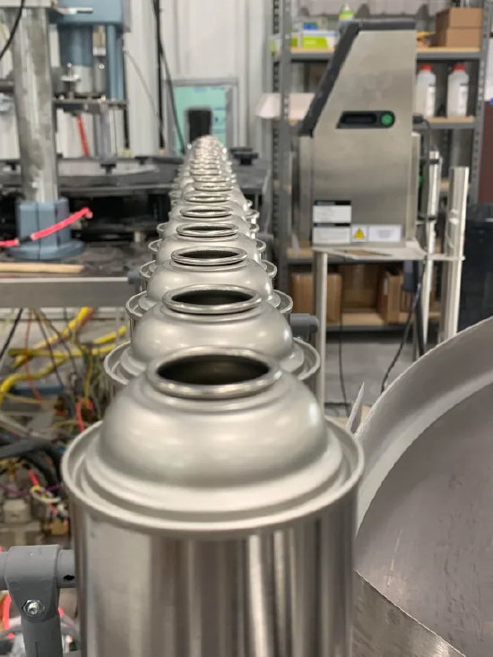 俄亥俄州埃文市瓦伦西尔科技公司工厂内空置的气雾剂罐。