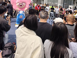 亦庄马拉松冠军机器人“闪电”空降金融街，引市民围观打卡