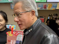 黄仁勋现身北京胡同买蜜雪冰城，店长：他们点了两杯蜜桃四季春（组图）