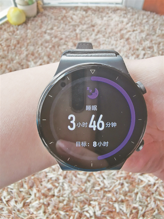 智能手表自动监测睡眠。