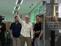 库克现身爱奇艺总部，挥手比耶互动，龚宇亲自接待