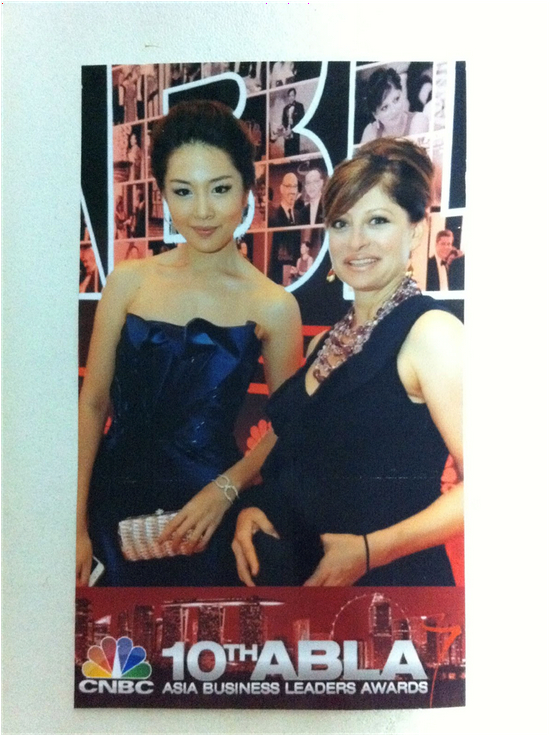 和CNBC当时的当家花旦Maria Bartiromo参加亚洲商业领袖大奖活动合影
