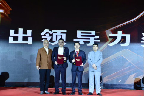 论坛主席、保险文化杂志社社长张迎宾，中国保险学会原会长、创新论坛终身名誉主席罗忠敏为获奖者颁奖