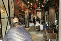 “二月二”的理发店:关门亏4000,开门亏7000