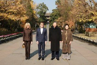 习近平同法国总统马克龙在成都进行友好交流