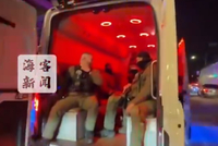 押送马杜罗车辆在纽约游街：前后车门敞开，美军士兵全副武装“炫耀”