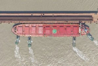 视频|首船西芒杜铁矿石运抵中国宝武马迹山港