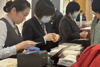 女子一次性出手8公斤金条套现近900万，花一个多小时办理业务，工作人员：近期千万元级别套现每天都有