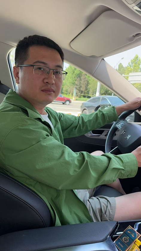 （梁潇在工作中）