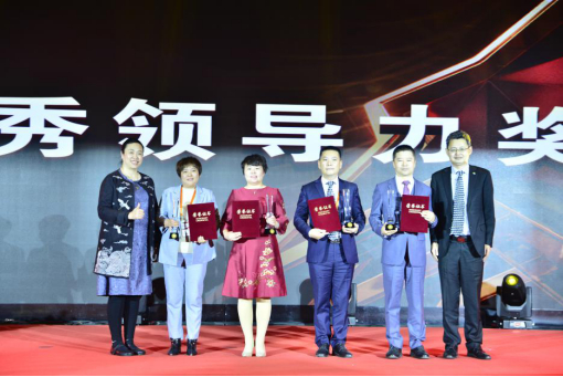 中英人寿个人营销事业部副主管李茂森，天雁商学院CEO聂家艳为获奖者颁奖